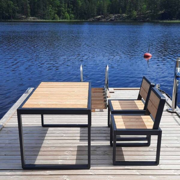 Savorak bord och bänk med ryggstöd på bryggan